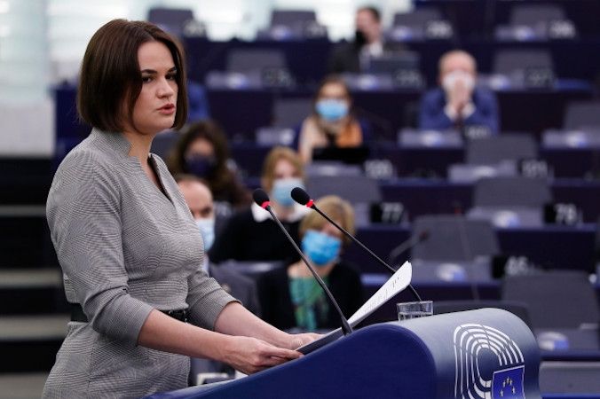 Liderka białoruskiej opozycji Swiatłana Cichanouska wygłasza przemówienie w Parlamencie Europejskim w Strasburgu, Francja, 24.11.2021 r. (JULIEN WARNAND/POOL/PAP/EPA)