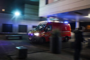 Ambulans podjeżdża pod wejście dla pogotowia, Calais Hospital Center w Calais, Francja, 24.11.2021 r. (Mohammed Badra/PAP/EPA)