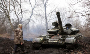 Ukraińscy żołnierze przy czołgu w pobliżu linii starć z separatystami wspieranymi przez Rosję w pobliżu Lisiczańska, Ukraina, 7.04.2021 r. (STR/AFP via Getty Images)
