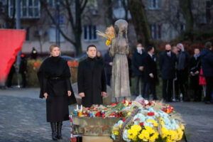 Prezydent Ukrainy Wołodymyr Zełenski i jego żona Olena uczestniczą w ceremonii upamiętniającej przy Pomniku Ofiar Wielkiego Głodu w Kijowie, Ukraina, 27.11.2021 r. (SERGEY DOLZHENKO/PAP/EPA)