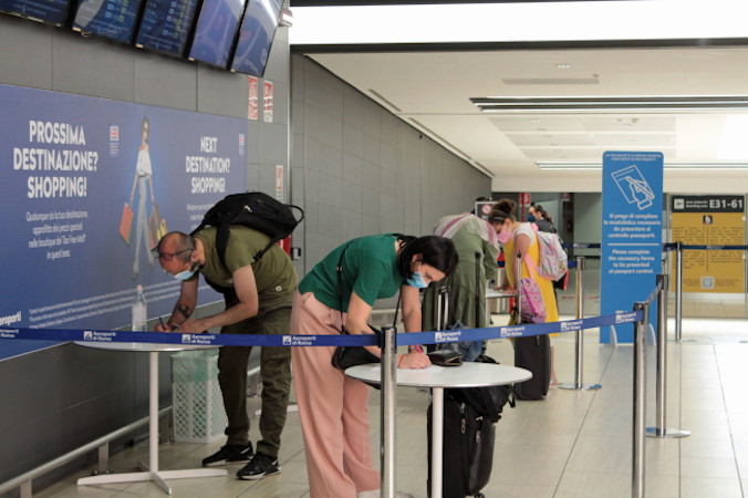 Pasażerowie przechodzą kontrolę przeciwko COVID-19 na lotnisku im. Leonarda da Vinci w Fiumicino, niedaleko Rzymu, Włochy, 28.11.2021 r. (TELENEWS/PAP/EPA)