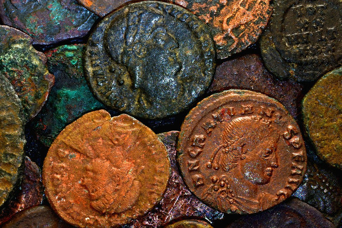 Odnaleziono trzy kolejne monety na stanowisku archeologicznym ze skarbem rzymskich denarów w Półwsi, woj. warmińsko-mazurskie. Zdjęcie ilustracyjne (<a href="https://pixabay.com/pl/users/papazachariasa-12696704/">Thanasis Papazacharias</a> / <a href="https://pixabay.com/pl/?utm_source=link-attribution&amp;utm_medium=referral&amp;utm_campaign=image&amp;utm_content=4261182">Pixabay</a>)