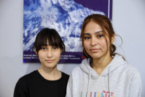 Afgańskie alpinistki Asma Nazari (po lewej) i Sara Nazari podczas spotkania podsumowującego akcję pomocy SOS Afganistan, Kraków, 6.12.2021 r. (Art Service / PAP)