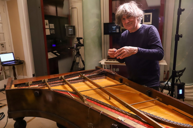 Wybitny amerykański znawca fortepianów historycznych Paul McNulty podczas renowacji fortepianu marki Pleyel z 1848 r. w Muzeum Fryderyka Chopina w Warszawie, 8.12.2021 r. Fortepian poddawany zabiegom renowacyjnym jest ostatnim instrumentem, na którym grał Fryderyk Chopin (Zofia Bichniewicz / PAP)