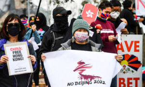 Aktywiści, w tym członkowie lokalnych społeczności Hongkończyków, Tybetańczyków i Ujgurów, trzymają transparenty i plakaty, wzywając rząd australijski do bojkotu Zimowych Igrzysk Olimpijskich w Pekinie w 2022 r. z powodu łamania praw człowieka przez Chiny, Melbourne 23.06.2021 r. (William West/AFP via Getty Images)