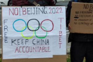Uczestnicy protestu pod Ambasadą ChRL w Warszawie trzymają plakaty wzywające do bojkotu Zimowych Igrzysk Olimpijskich w Pekinie w 2022 r., 27.10.2021 r. (Agnieszka Iwaszkiewicz / The Epoch Times)
