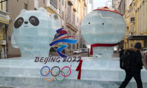 Rzeźba z lodu przedstawiająca maskotki Zimowych Igrzysk Olimpijskich i Paraolimpijskich w Pekinie w 2022 r. ulica w mieście Harbin, Chiny, 28.12.2020 r. (STR/AFP via Getty Images)