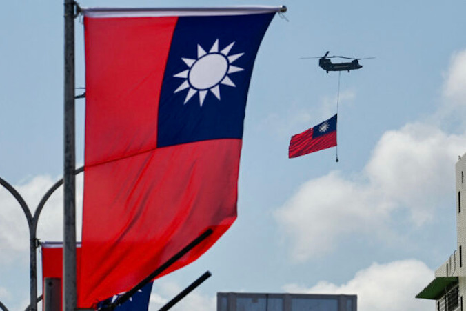Śmigłowiec CH-47 Chinook niesie flagę Tajwanu podczas obchodów Święta Narodowego, Tajpej, Tajwan, 10.10.2021 r. (Sam Yeh/AFP via Getty Images)