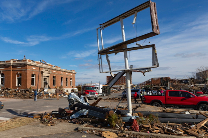 Ludzie patrzą na zniszczenia spowodowane przez tornado w Mayfield, Kentucky, USA, 11.12.2021 r. (ADDISON LEBOUTILLIER/PAP/EPA)