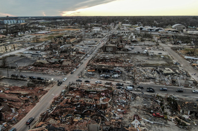 Rozległe zniszczenia domów i firm po przejściu tornada, Mayfield, Kentucky, USA, 11.12.2021 r., zdjęcie wykonane przy użyciu drona (TANNEN MAURY/PAP/EPA)