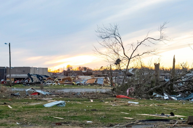 Zniszczenia spowodowane przez tornado w Mayfield, Kentucky, USA, 11.12.2021 r. (PAP/EPA/ADDISON LEBOUTILLIER)