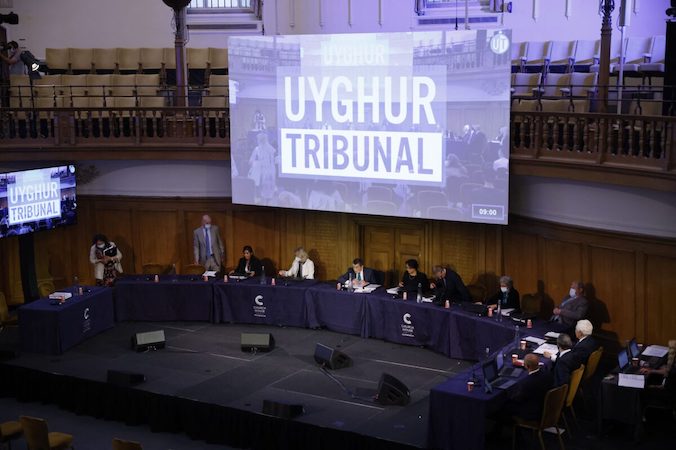 Członkowie zespołu sędziowskiego zajmują miejsca pierwszego dnia przesłuchań Trybunału dla Chin w sprawie Ujgurów – zespół brytyjskich prawników i ekspertów badających domniemane nadużycia wobec Ujgurów w Chinach, Londyn 4.06.2021 r. (Tolga Akmen/AFP via Getty Images)