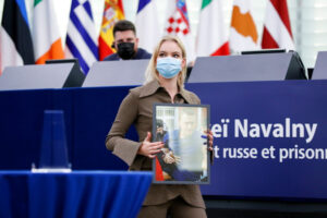 Córka Aleksieja Nawalnego Daria Nawalna trzyma zdjęcie swojego ojca podczas ceremonii wręczenia Nagrody im. Sacharowa w Parlamencie Europejskim w Strasburgu, Francja, 15.12.2021 r. (JULIEN WARNAND/POOL/PAP/EPA)
