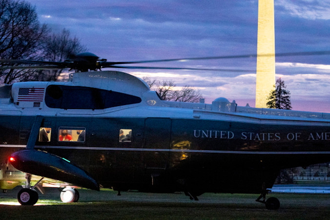 Prezydent USA Joe Biden i sekretarz prasowy Białego Domu Jen Psaki w Marine One, South Lawn przy Białym Domu, Waszyngton DC, USA, 17.12.2021 r. (Sarah Silbiger/POOL/PAP/EPA)