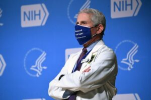 Główny doradca medyczny Białego Domu ds. COVID-19 dr Anthony Fauci stoi w Narodowym Instytucie Zdrowia (NIH) w Bethesda, Maryland, 11.02.2021 r. (Saul Loeb/AFP via Getty Images)