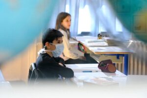 Uczeń z maską na twarzy uczestniczy w zajęciach lekcyjnych (JEAN-CHRISTOPHE VERHAEGEN/AFP via Getty Images)