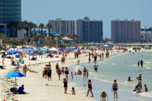 Ludzie wyszli na plażę Clearwater po tym, jak gubernator Ron DeSantis otworzył plaże o godz. 7.00, Clearwater na Florydzie, 4.05.2020 r. (Mike Ehrmann / Getty Images)
