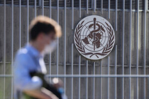 Mężczyzna wchodzi do siedziby Światowej Organizacji Zdrowia w Genewie, Szwajcaria, 15.06.2021 r. (Sean Gallup / Getty Images)