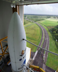Rakieta Arianespace Ariane 5 z Kosmicznym Teleskopem Jamesa Webba NASA na pokładzie w budynku montażu końcowego przed planowanym przetoczeniem na stanowisko startowe w Europejskim Porcie Kosmicznym, Gujańskie Centrum Kosmiczne w Kourou, Gujana Francuska, 23.12.2021 r., zdjęcie udostępnione przez NASA (NASA/Chris Gunn HANDOUT/PAP/EPA)