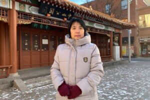 Joy Gao, praktykująca Falun Gong, ocalała z więzienia dla kobiet w Liaoning w północno-wschodnich Chinach, na zdjęciu w Montrealu, Kanada, 5.12.2021 r. (dzięki uprzejmości Joy Gao)