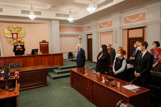 Sędzia Sądu Najwyższego Rosji Ałła Nazarowa (po lewej) odczytuje wnioski, podczas gdy prawnik Genri Reznik (pośrodku) i prawnicy Memoriału się przysłuchują, rozprawa w sprawie Międzynarodowego Stowarzyszenia Historyczno-Oświatowego, Charytatywnego i Obrony Praw Człowieka „Memoriał”, International Memorial, Moskwa, Rosja, 28.12.2021 r. (YURI KOCHETKOV/PAP/EPA)