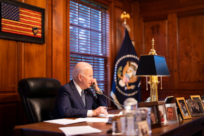 Prezydent USA Joe Biden rozmawia przez telefon z prezydentem Rosji Władimirem Putinem ze swojej rezydencji w Wilmington w stanie Delaware, USA, 30.12.2021 r., zdjęcie udostępnione przez Biały Dom (Adam Schultz/The White House/HANDOUT/PAP/EPA)