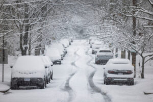 Ulica podczas burzy śnieżnej w Waszyngtonie, DC, USA, 3.01.2022 r. (JIM LO SCALZO/PAP/EPA)