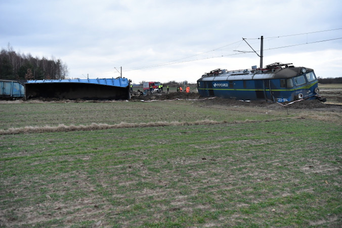 Prace nad usunięciem skutków wypadku na przejeździe kolejowym w Gołuchowie, 6.01.2022 r. (Piotr Polak / PAP)