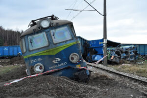 Miejsce wypadku na przejeździe kolejowym w Gołuchowie, 6.01.2022 r. (Piotr Polak / PAP)