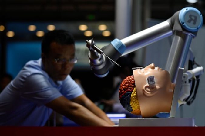 Robotyczne ramię do operacji mózgu podczas Światowej Konferencji Robotów 2019 w Pekinie, 20.08.2019 r. (Wang Zhao/AFP via Getty Images)