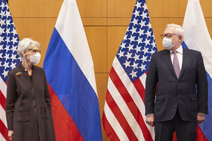 Zastępca sekretarza stanu USA Wendy Sherman i wiceminister spraw zagranicznych Rosji Siergiej Riabkow uczestniczą w rozmowach na temat bezpieczeństwa, Stałe Przedstawicielstwo Stanów Zjednoczonych w Genewie, 10.01.2022 r. (DENIS BALIBOUSE/POOL/PAP/EPA)