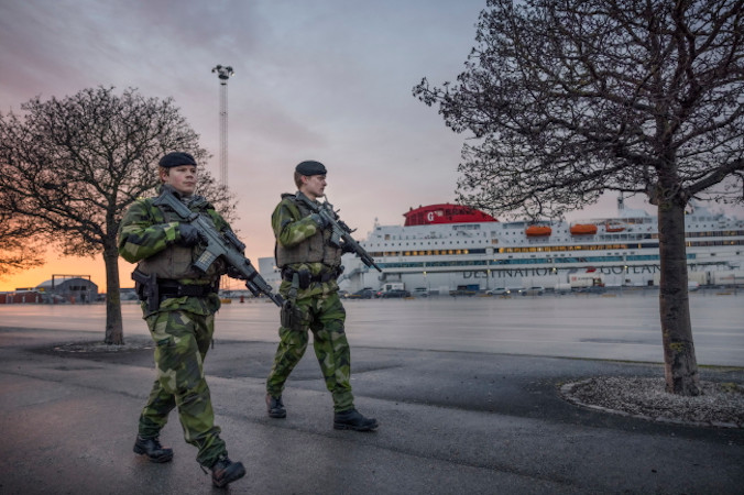 Żołnierze z Pułku Gotlandzkiego patrolują port w Visby, Szwecja, 13.01.2022 r., wydane 14.01.2022 r. (KARL MELANDER/PAP/EPA)