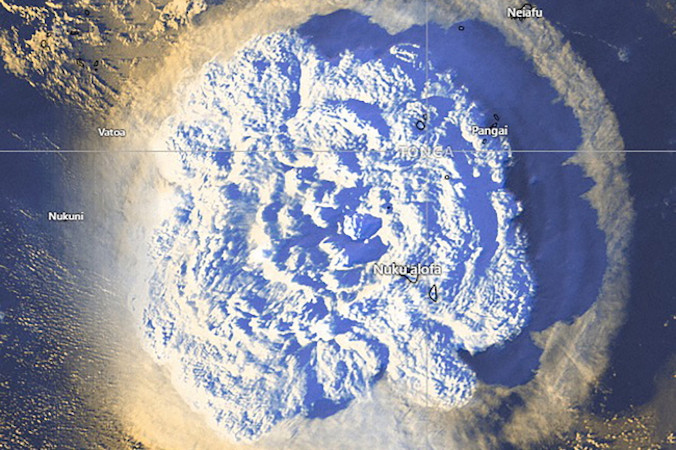 Erupcja wulkanu Hunga Tonga-Hunga Ha’apai znajdującego się w Królestwie Tonga na południowym Pacyfiku, 15.01.2022 r., zdjęcie satelitarne udostępnione przez Służby Meteorologiczne Tonga, Rząd Tonga (TONGA METEOROLOGICAL SERVICES HANDOUT/PAP/EPA)