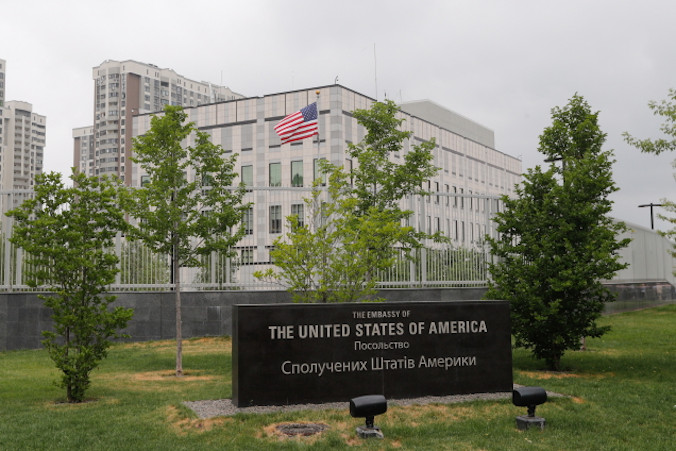Ambasada USA w Kijowie, Ukraina, 8.06.2017 r., powtórnie wydane 23.01.2022 r. Departament Stanu USA ogłosił zmniejszenie liczebności personelu w swojej ambasadzie w Kijowie (SERGEY DOLZHENKO/PAP/EPA)