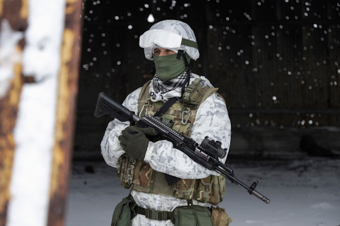 Ukraiński żołnierz na linii frontu w pobliżu miejscowości Awdijiwka, niedaleko kontrolowanego przez prorosyjskich bojowników miasta Donieck, Ukraina, 25.01.2022 r. (STANISLAV KOZLIUK/PAP/EPA)