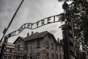 Napis „Arbeit Macht Frei” nad bramą w byłym niemieckim nazistowskim obozie koncentracyjnym i zagłady Auschwitz-Birkenau, zdjęcie współczesne, niedatowane (<a href="https://pixabay.com/pl/users/peter89ba-3561877/">Peter Tóth</a> / <a href="https://pixabay.com/pl/?utm_source=link-attribution&amp;utm_medium=referral&amp;utm_campaign=image&amp;utm_content=4261182">Pixabay</a>) 