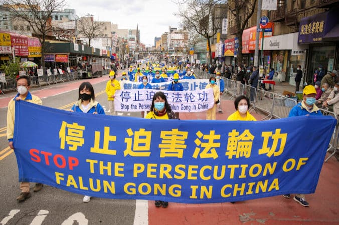 Praktykujący Falun Gong biorą udział w paradzie we Flushing w Nowym Jorku, 18.04.2021 r., aby upamiętnić 22. rocznicę pokojowego apelu 10 000 praktykujących Falun Gong w Pekinie z 25.04.1999 r. (Samira Bouaou / The Epoch Times)