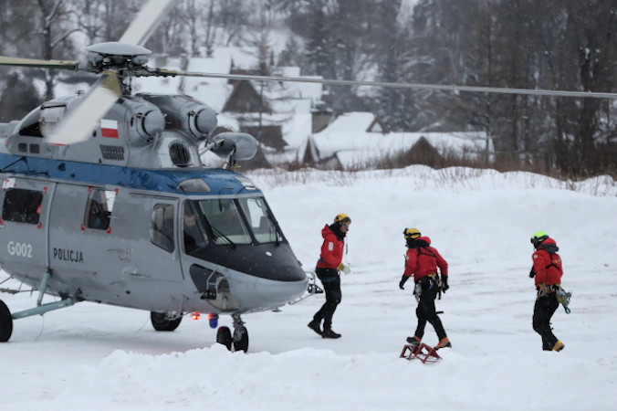 Akcja ratunkowa po zejściu lawiny na Kasprowym Wierchu w Zakopanem, 29.01.2022 r. W Tatrach obowiązuje trzeci stopień zagrożenia lawinowego (Grzegorz Momot / PAP)
