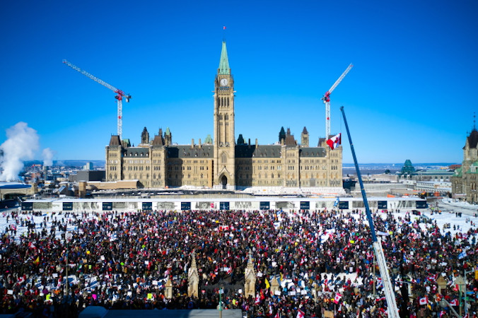 Protestujący w ramach Freedom Convoy 2022 zbierają się przed Parliament Hill, Ottawa w Kanadzie, 29.01.2022 r. (ANDRE PICHETTE/PAP/EPA)