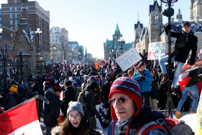 Protestujący wypełniają Wellington Street i teren przy Parliament Hill w Ottawie, Kanada, 29.01.2022 r. (Noé Chartier / The Epoch Times)