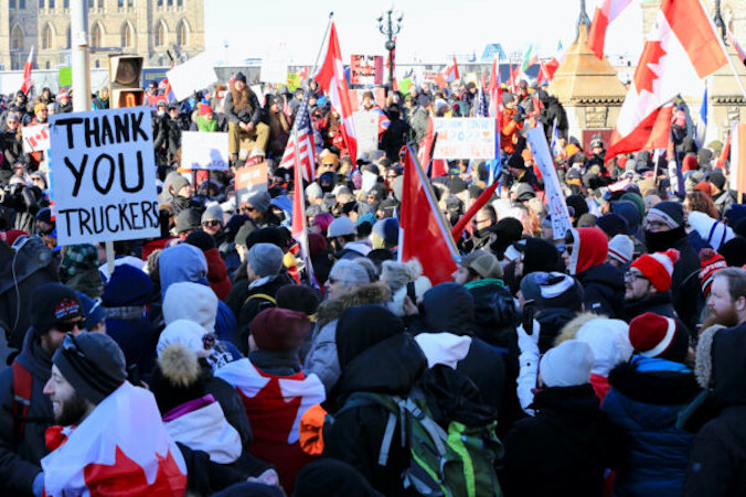 Ludzie gromadzą się przy Parliament Hill w ramach protestu Freedom Convoy 2022 przeciwko restrykcjom związanym z COVID-19, Ottawa, 29.01.2022 r. (Jonathan Ren / The Epoch Times)