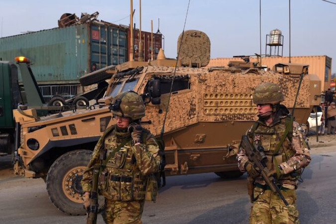 Brytyjscy żołnierze na drodze Kabul–Dżalalabad, Kabul w Afganistanie, 5.01.2015 r. (Wakil Kohsar/AFP via Getty Images)