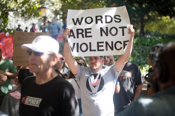 Kontrmanifestanci trzymają plakaty z hasłami w oczekiwaniu na przyjście konserwatywnego komentatora Milo Yiannopoulosa na kampus Uniwersytetu Kalifornijskiego w Berkeley, 24.09.2017 r. (Josh Edelson/AFP via Getty Images)