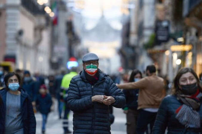 Przechodnie w maskach na ulicy w Rzymie, 23.12.2021 r. (Filippo Monteforte/AFP via Getty Images)