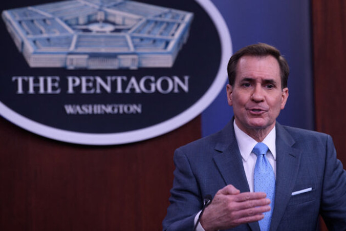 Rzecznik Pentagonu John Kirby przemawia podczas briefingu w Pentagonie, Waszyngton, 1.02.2022 r. (Nicholas Kamm/AFP via Getty Images)