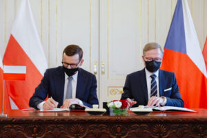 Premierzy Polski Mateusz Morawiecki (po lewej) oraz Republiki Czeskiej Petr Fiala podczas podpisania umowy ws. Kopalni Turów, Praga, 3.02.2022 r. (Daniel Gnap/KPRM/PAP)