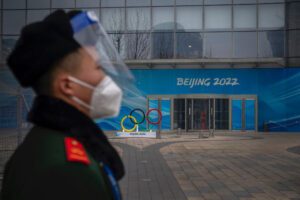 Ochroniarz stoi za barykadą w strefie niedostępnej dla ogółu społeczeństwa, w której odbędą się Zimowe Igrzyska Olimpijskie Pekin 2022, Park Olimpijski w Pekinie, Chiny, 23.01.2022 r. (Andrea Verdelli / Getty Images)