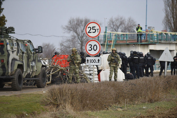 Ukraińska policja i Gwardia Narodowa biorą udział w ćwiczeniach w pobliżu wsi Kalanchak w rejonie Skadowska w obwodzie chersońskim na południu Ukrainy, 12.02.2022 r. (OLEG PETRASYUK/PAP/EPA)