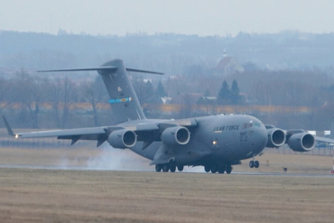 Samolot transportowy Sił Powietrznych USA przewożący sprzęt wojskowy i żołnierzy ląduje na lotnisku Rzeszów-Jasionka w południowo-wschodniej Polsce, 6.02.2022 r. (Janek Skarzynski/AFP via Getty Images)