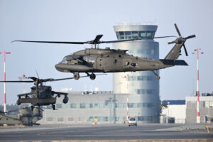 Śmigłowce armii Stanów Zjednoczonych UH-60 Black Hawk nad lotniskiem w podrzeszowskiej Jasionce, 15.02.2022 r. (Darek Delmanowicz / PAP)